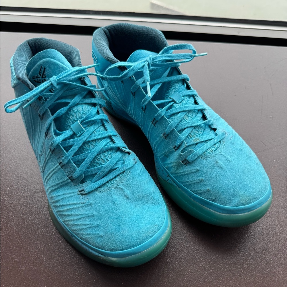 Nike Men's Kobe mid Honesty in Blue Fury